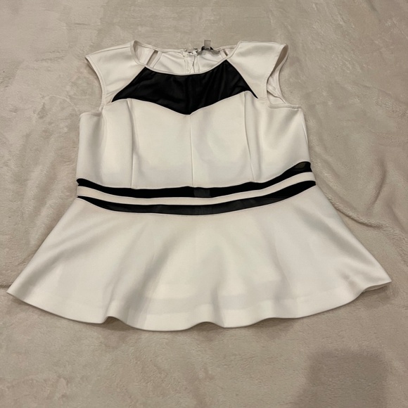 GUESS White peplum top with mesh cutouts, size XL - Picture 2 of 4